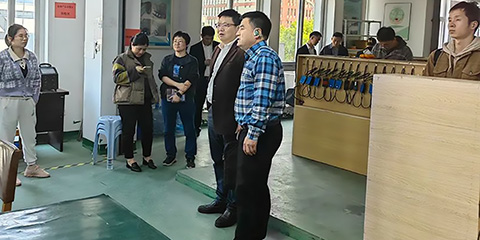 市經(jīng)信局副局長(zhǎng)楊雄文帶隊(duì)，蒼南縣經(jīng)信局趙局、壽局陪同來(lái)公司調(diào)研的圖片