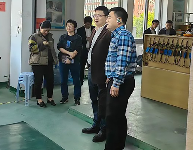 市經(jīng)信局副局長楊雄文帶隊，蒼南縣經(jīng)信局趙局、壽局陪同來公司調(diào)研的新聞圖片